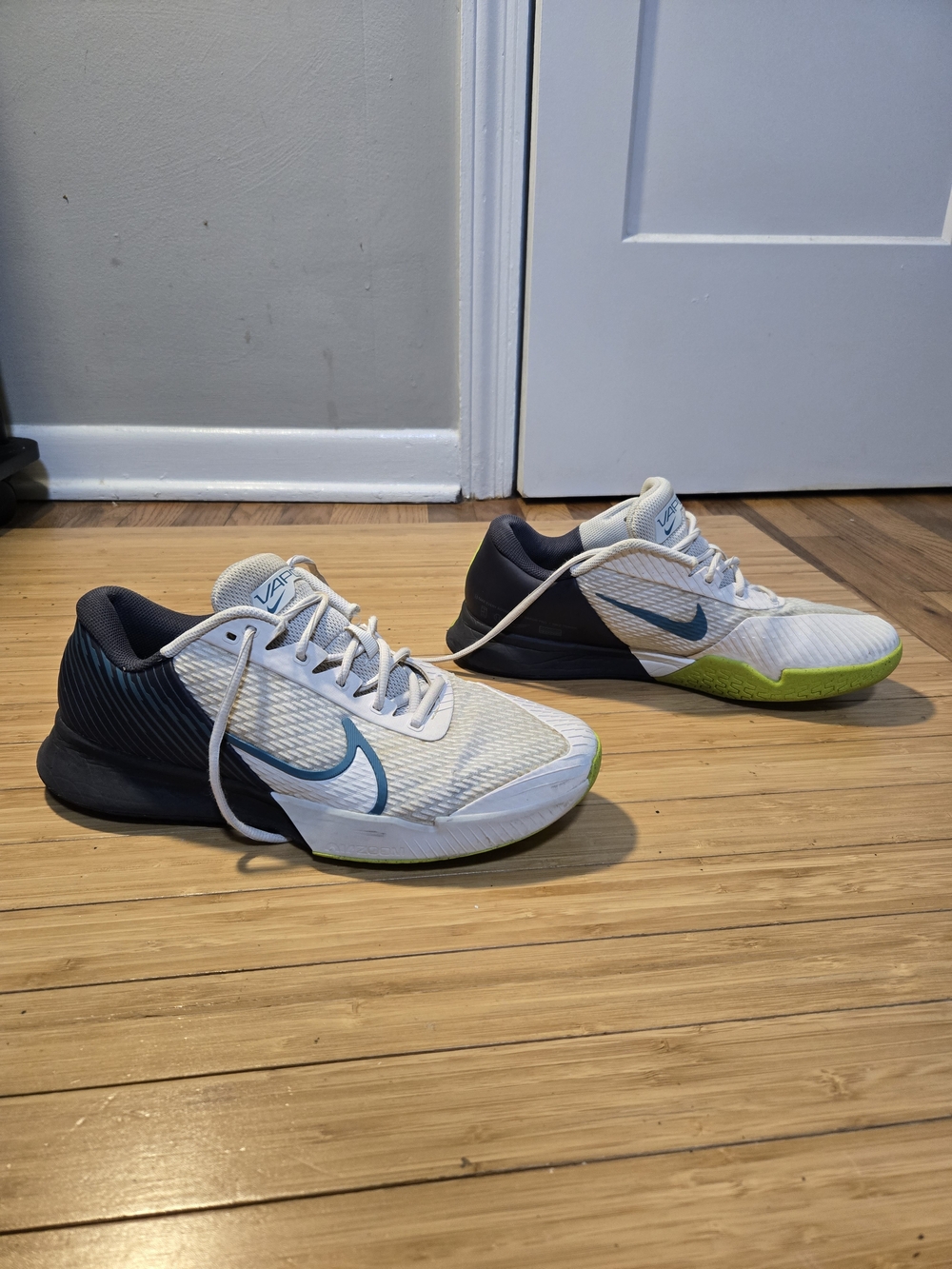 Nike Men’s White & Teal Training Shoes